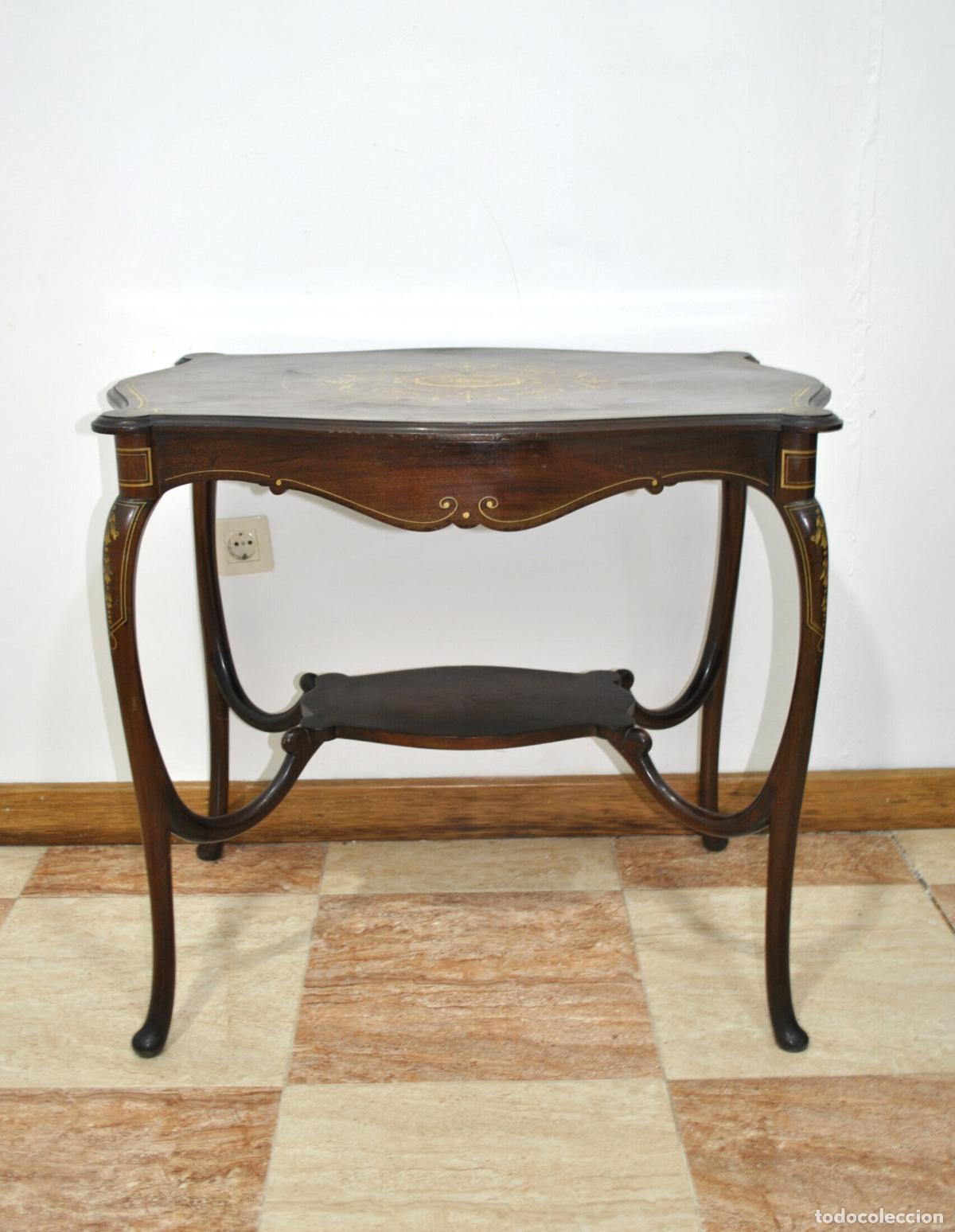 Antig&uuml;edades: Mesa auxiliar de madera con marqueter&iacute;a