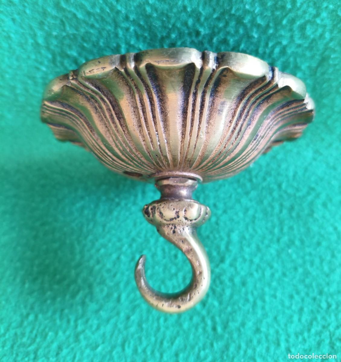 Antig&uuml;edades: ANTIGUO FLORON DE BRONCE DORADO PARA COLGAR LAMPARA DE TECHO. MODERNISTA.