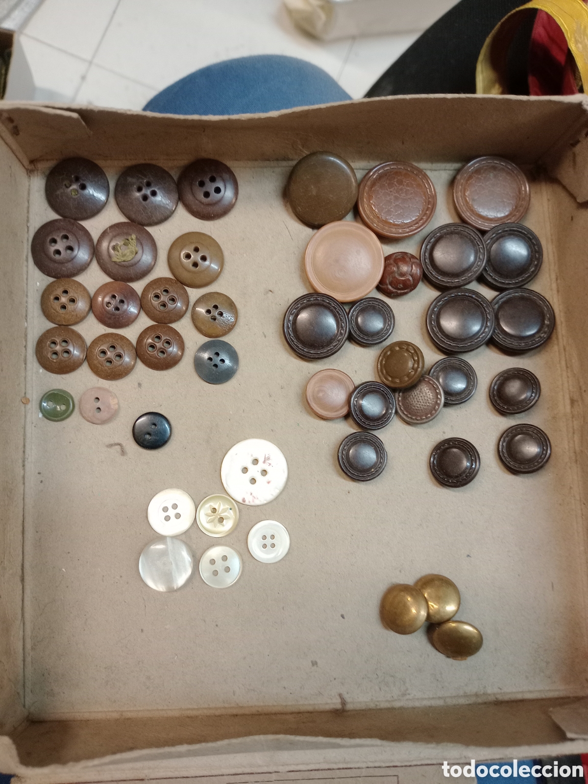 Antig&uuml;edades: 40 botones militares y 6 de nacar