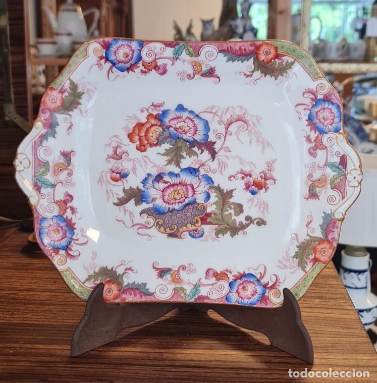Antig&uuml;edades: Bandeja Cauldon &ldquo;Bentick&rdquo;, porcelana inglesa c.1910 de 28 x 21 cm