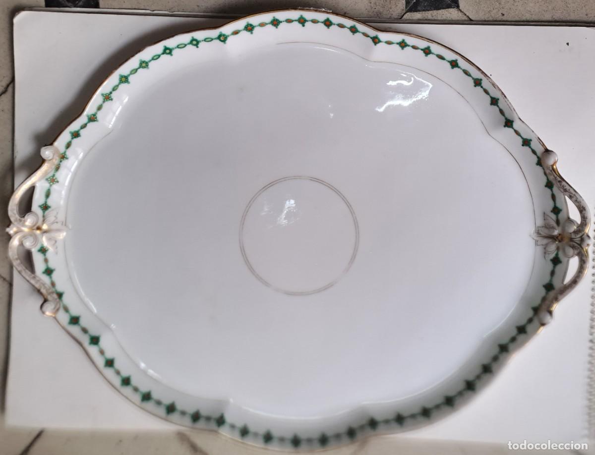 Antig&uuml;edades: BANDEJA OVALADA DE CERAMICA BLANCA CON BORDES VERDE Y DORADOS. BANDEJA-46