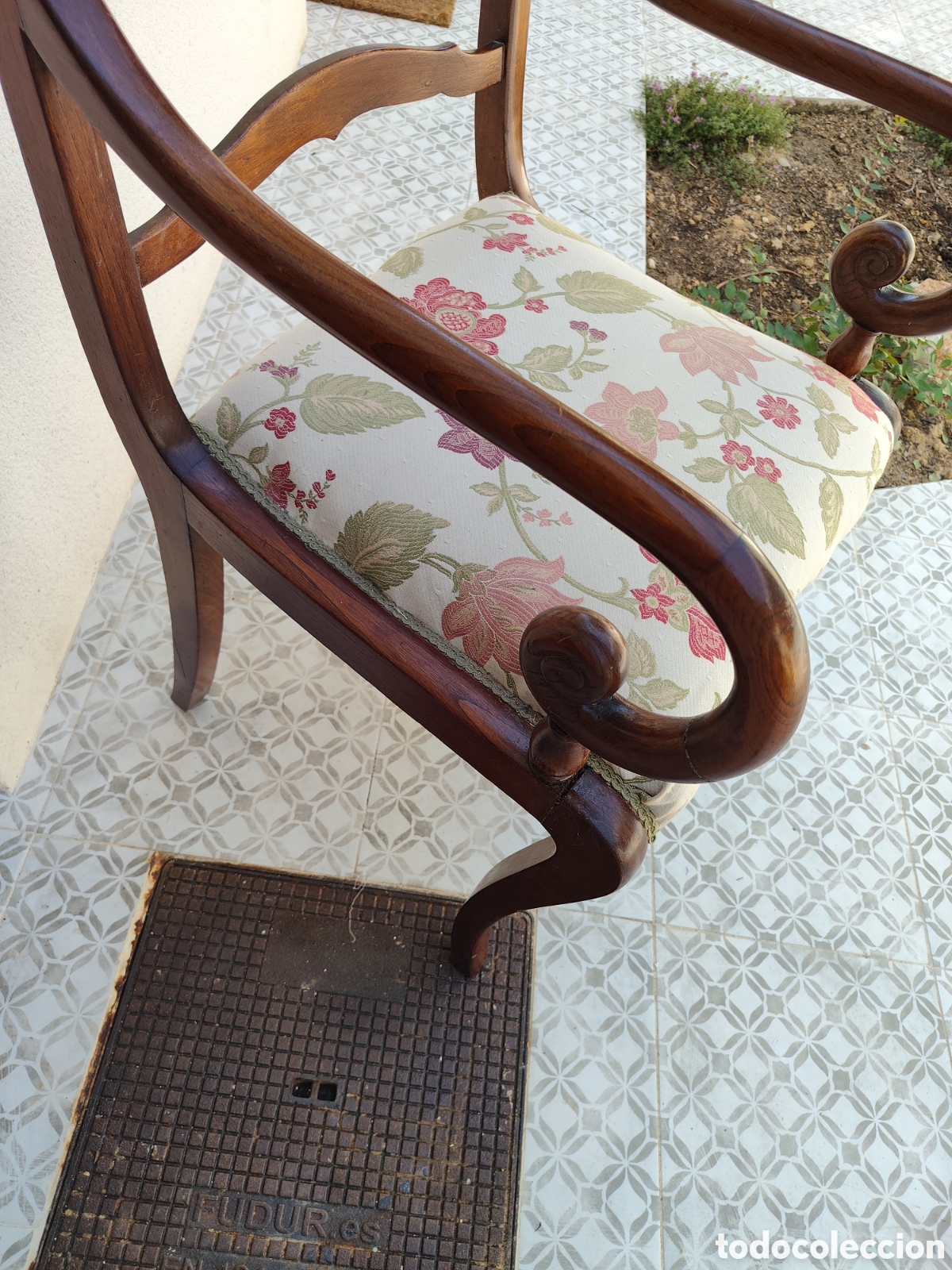 Antig&uuml;edades: Butaca de madera con asiento tapizado - Foto 3