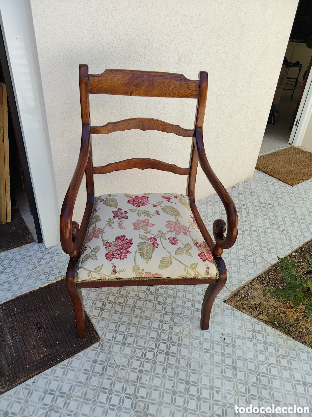 Antig&uuml;edades: Butaca de madera con asiento tapizado