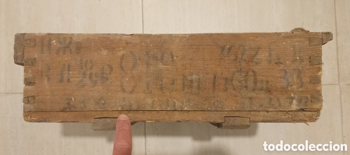 Antig&uuml;edades: Guerra Civil. Caja de armamento (vac&iacute;a). Rusa. Alfabeto cir&iacute;lico.