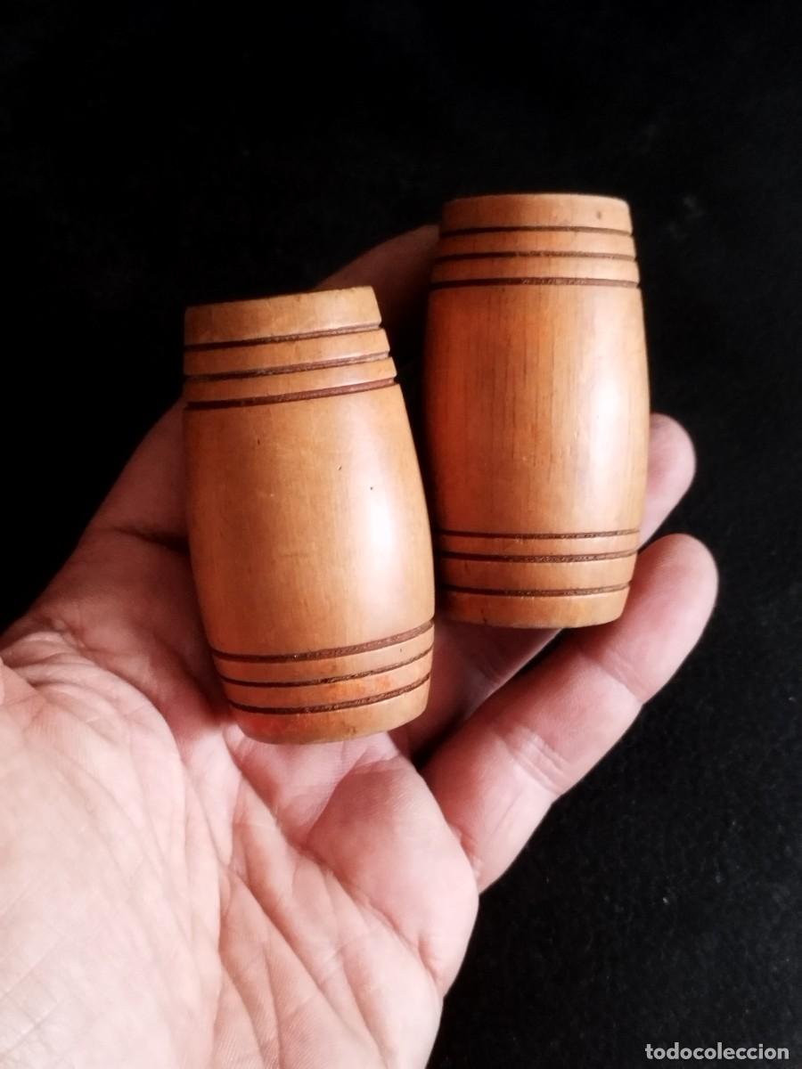 Antig&uuml;edades: Dos antiguos palilleros de madera.