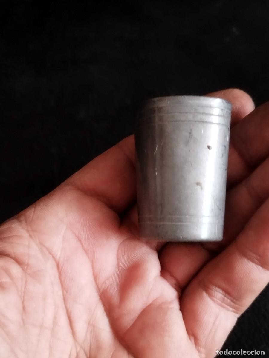 Antig&uuml;edades: Peque&ntilde;o vaso de metal a enderezar.