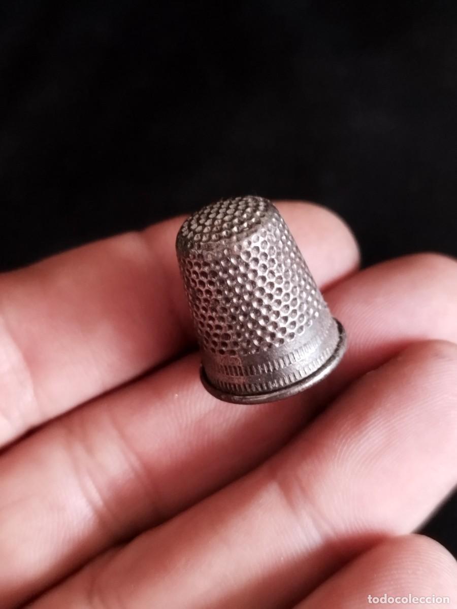 Antig&uuml;edades: Dedal de coser de metal.