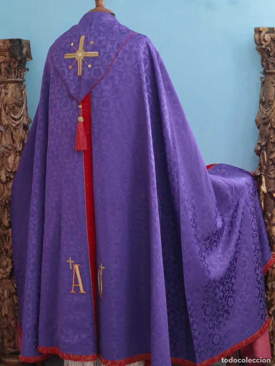 Antig&uuml;edades: Capa pluvial confeccionada en seda de damasco con motivos religiosos y bordados en oro. Med. S. XX