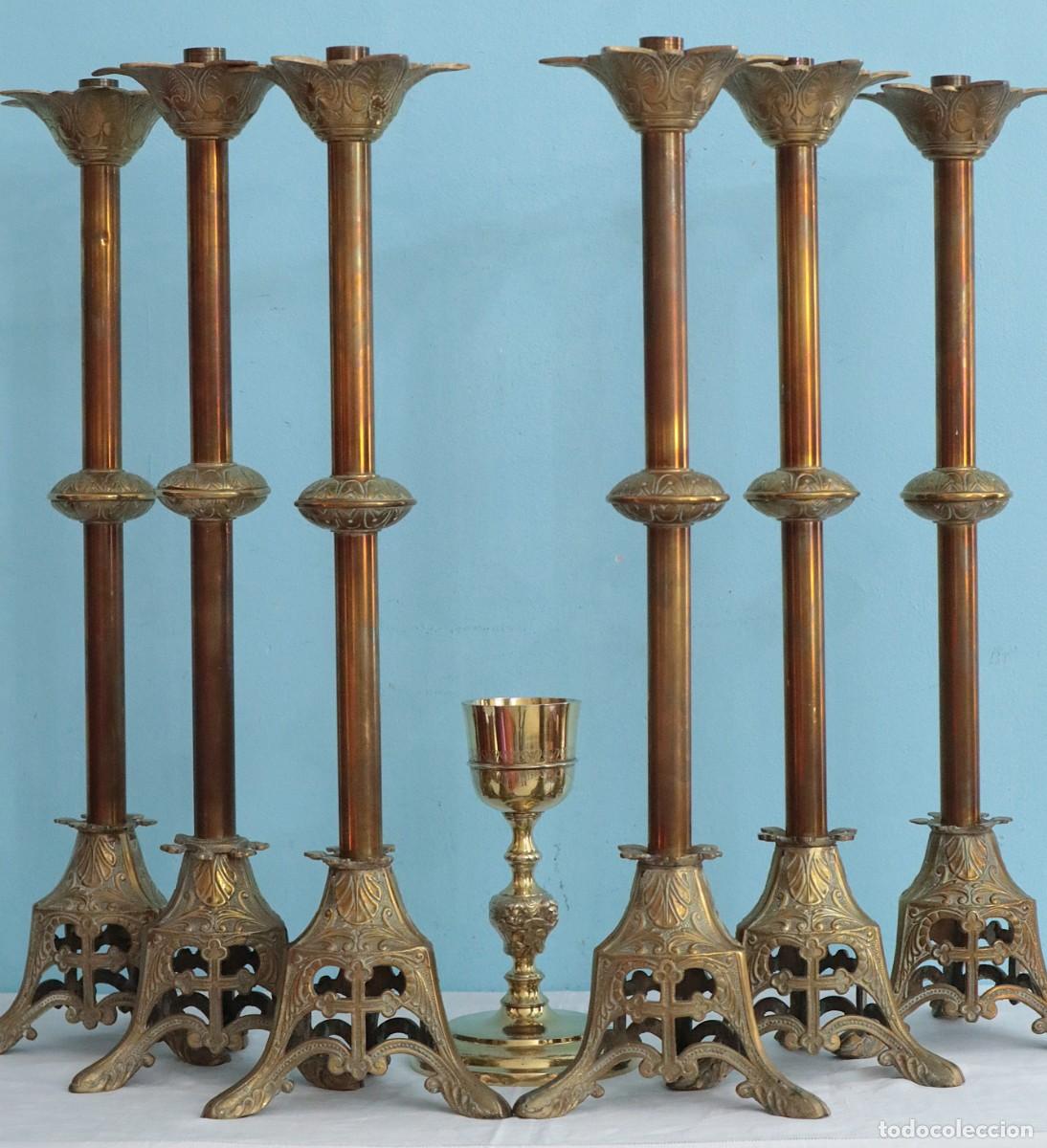 Antig&uuml;edades: Conjunto de seis candeleros eclesi&aacute;sticos del siglo XIX de estilo neog&oacute;tico. Miden 61 cm de altura.