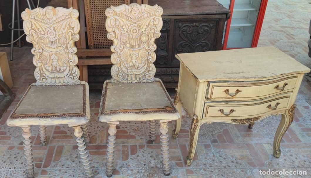 Antig&uuml;edades: 2 CURIOSAS SILLAS ANTIGUAS DE MADERA TALLADA COLOR HUESO Y SE REGALA MESILLA