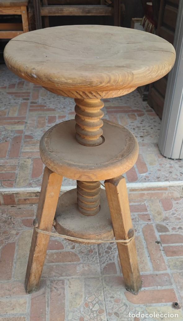 Antig&uuml;edades: ANTIGUO TABURETE DE ARTISTA O ARTESANO REGULABLE DE MADERA