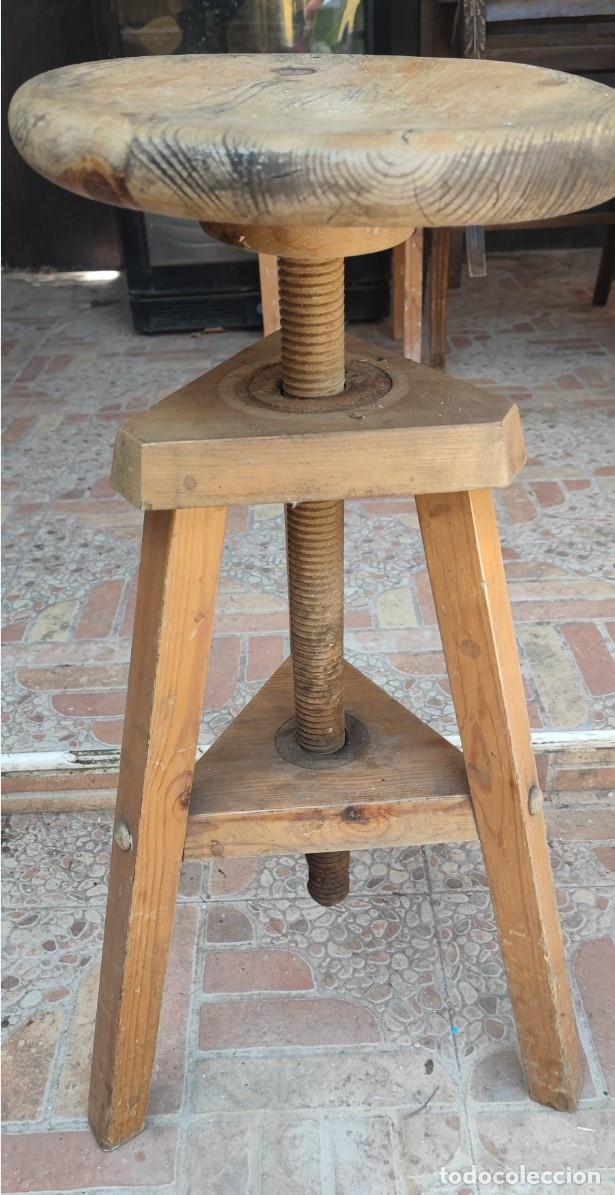 Antig&uuml;edades: TABURETE ANTIGUO DE MADERA REGULABLE DE ARTISTA O ARTESANO