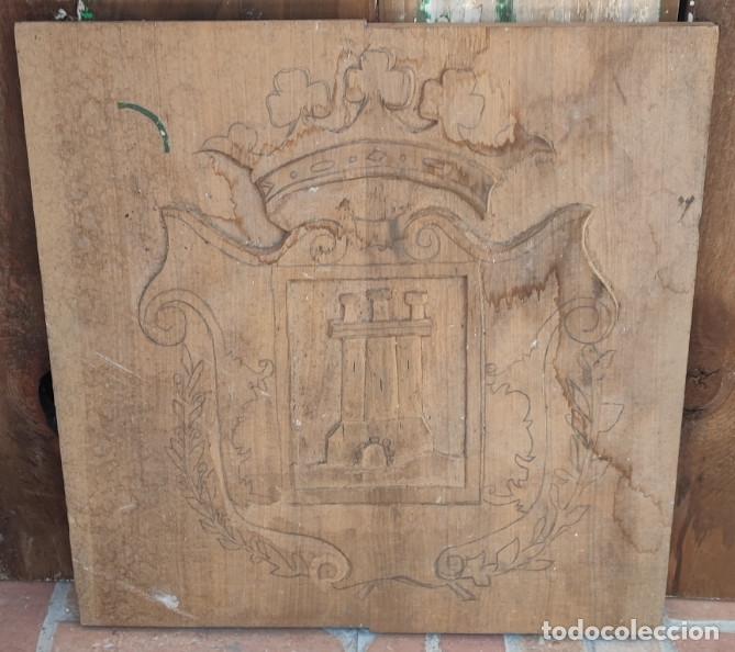 Antig&uuml;edades: ESCUDO NOBILIARIO O DE ARMAS EN MADERA, INACABADO