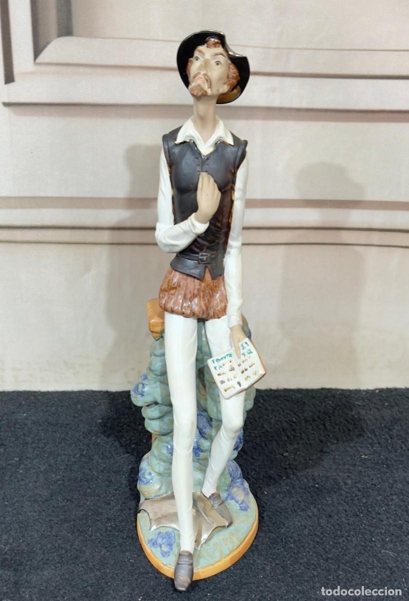 Antig&uuml;edades: Figura de porcelana brillante sellada por la marca NAO siglo XX.