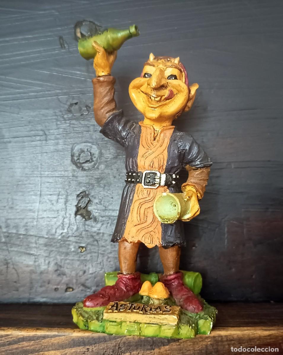 Antig&uuml;edades: Figura decorativa, duende de la mitolog&iacute;a asturiana Pintada a mano