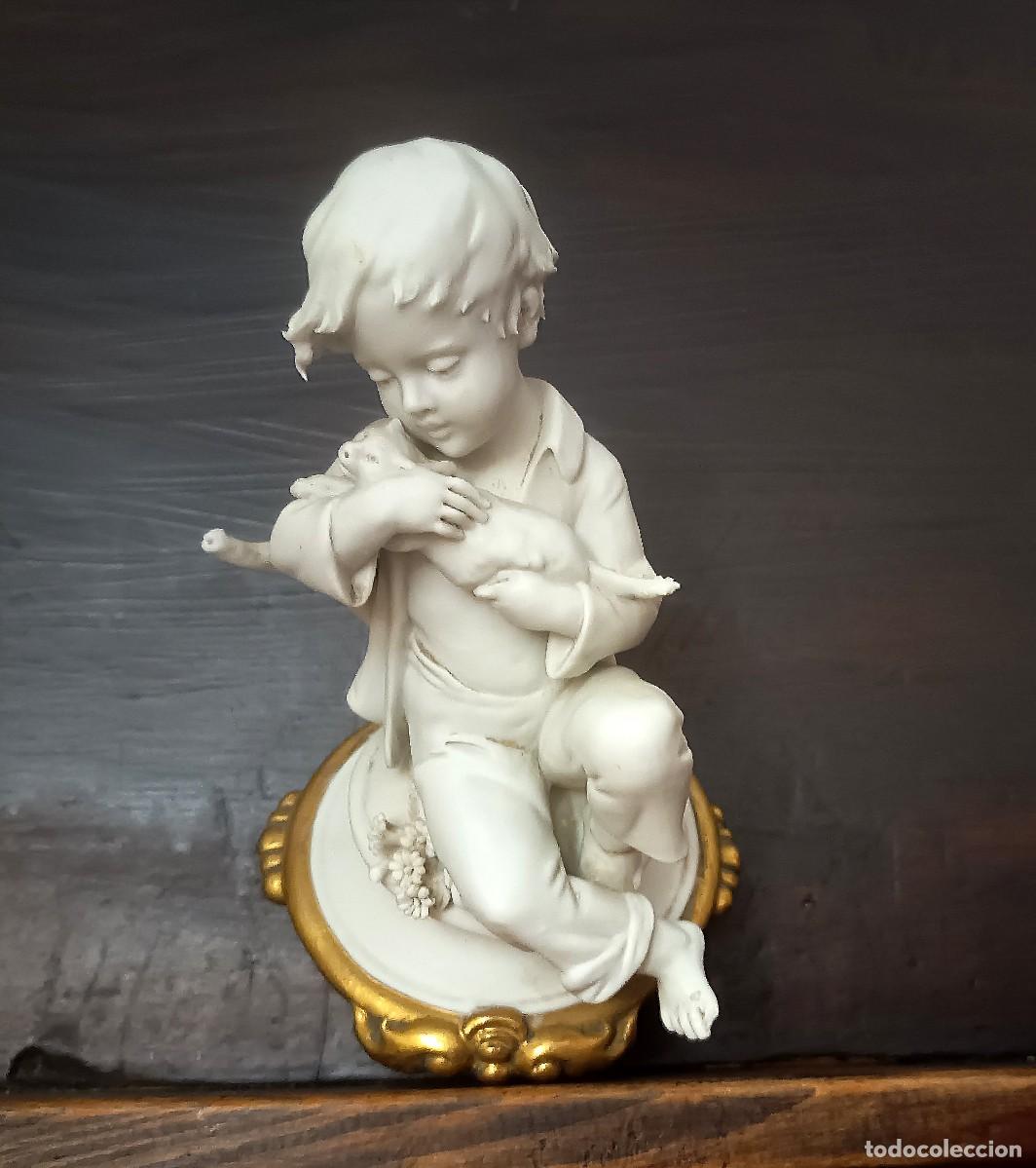 Antig&uuml;edades: Figura de porcelana Capodimonte de estilo biscuit, ni&ntilde;o abrazando a un cordero