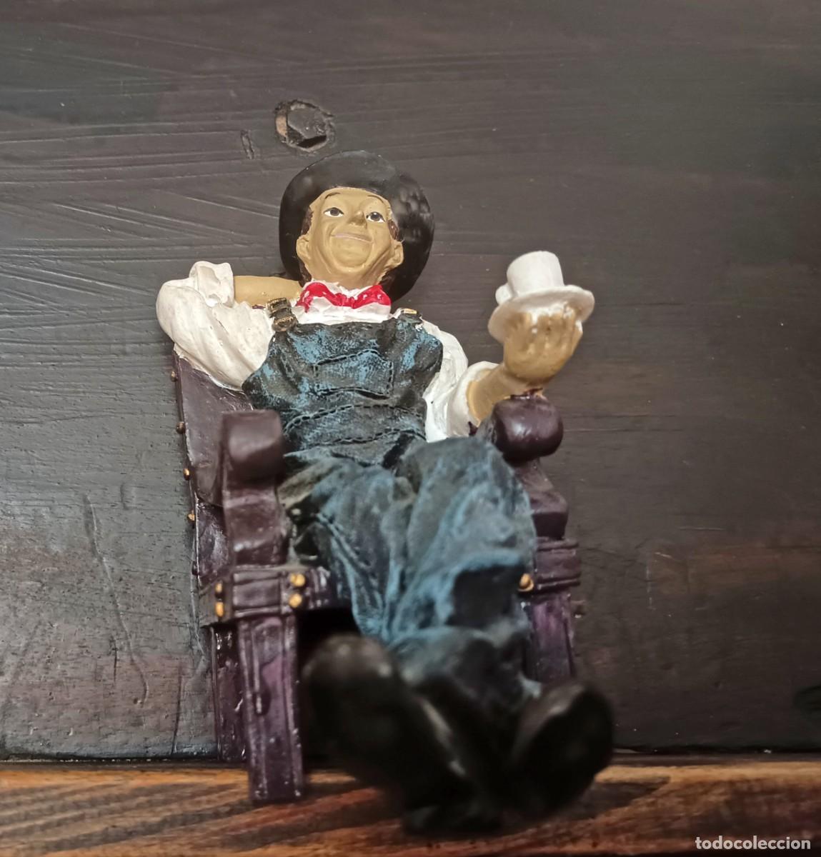 Antig&uuml;edades: Figura de resina representa a Stan Laurel, &rdquo;El Flaco&rdquo;, sentado en una silla antigua con taza de t&eacute;