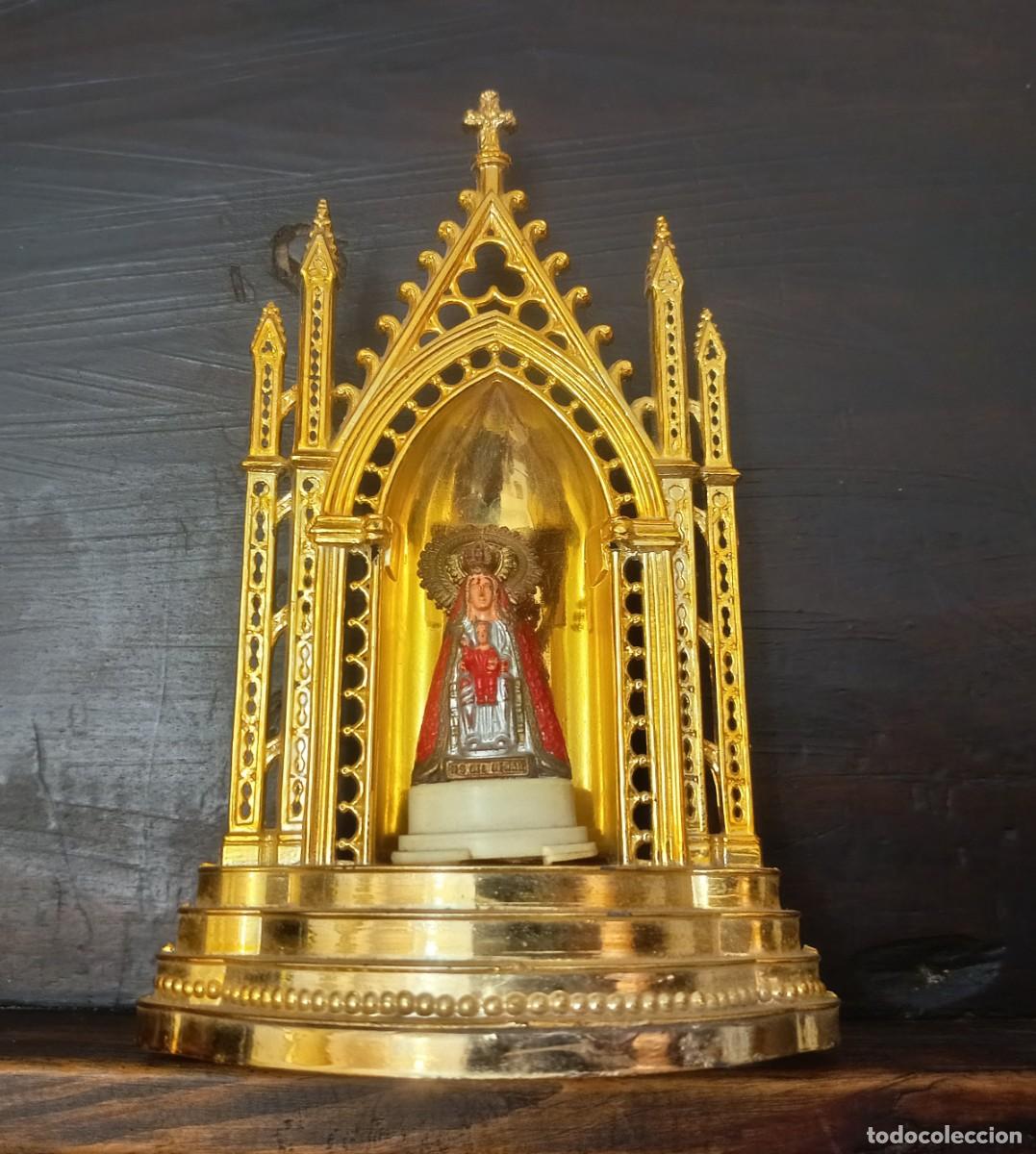 Antig&uuml;edades: Capilla g&oacute;tica dorada de pl&aacute;stico con Virgen, a&ntilde;os 60