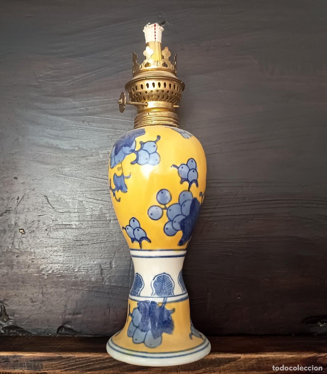 Antig&uuml;edades: Quinqu&eacute; vintage, base de cer&aacute;mica amarilla con motivos florales azules