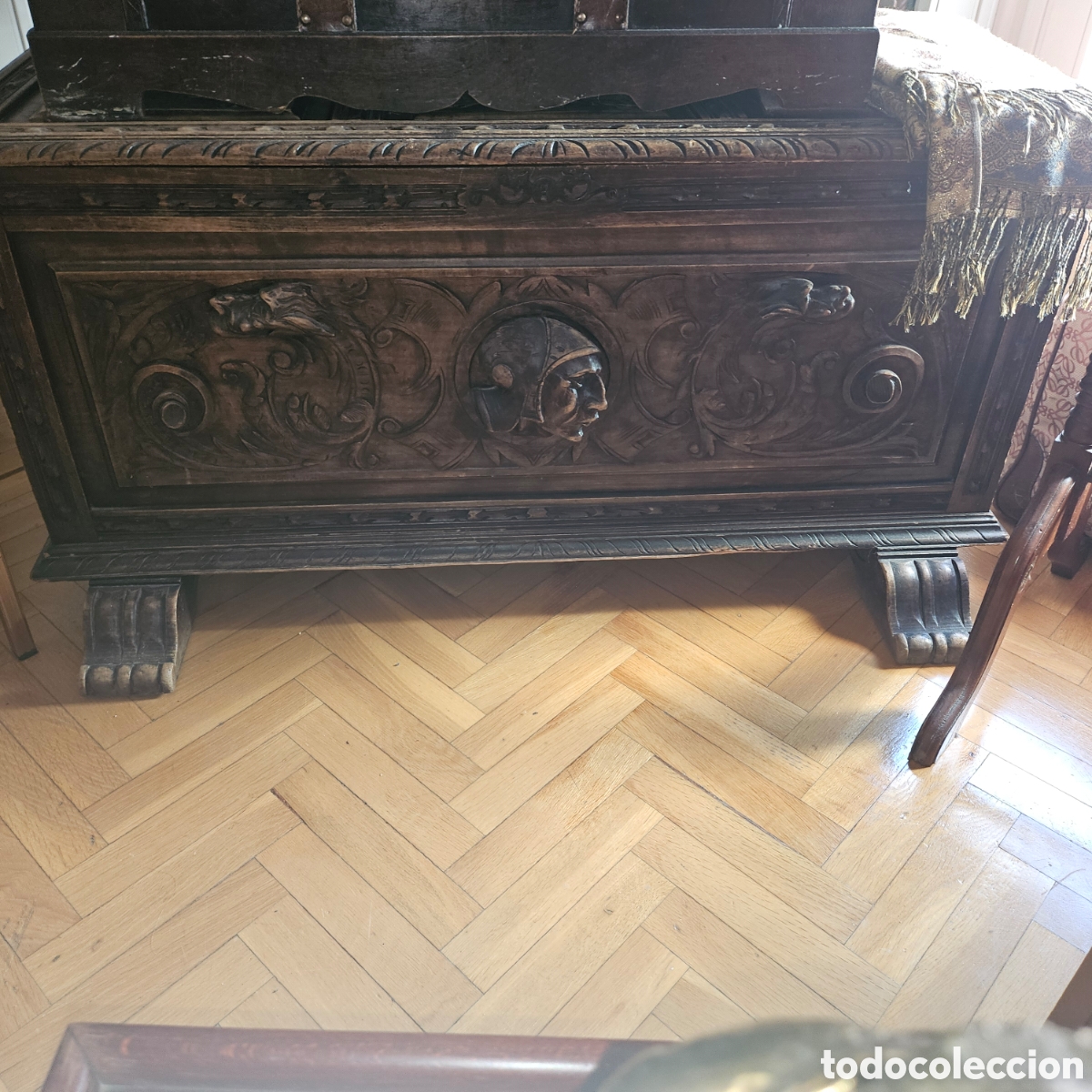 Antig&uuml;edades: Arc&oacute;n antiguo de madera tallada de nogal, dise&ntilde;ado en el cl&aacute;sico estilo Renacimiento Espa&ntilde;ol (o Neor