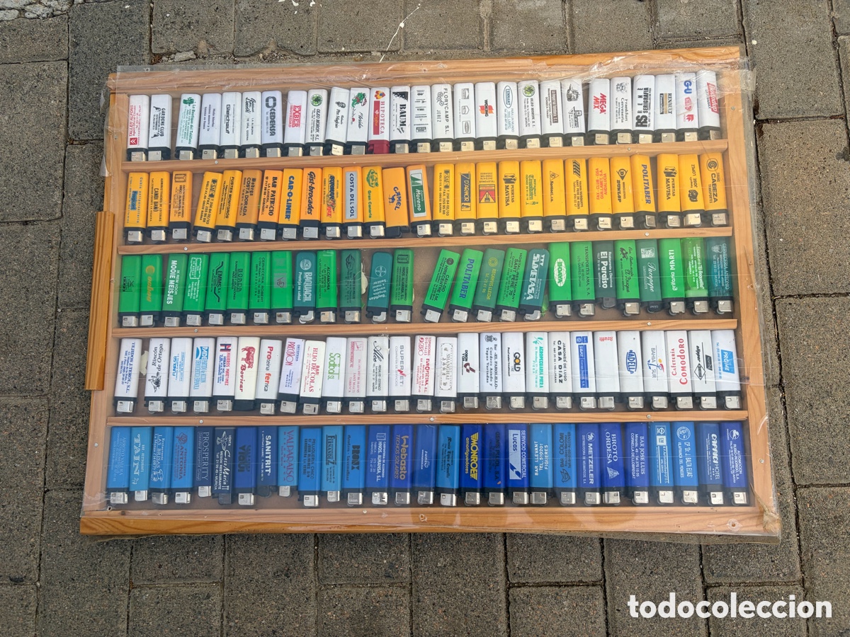 Antig&uuml;edades: Lote 2/ mecheros con expositor de madera mas de 100