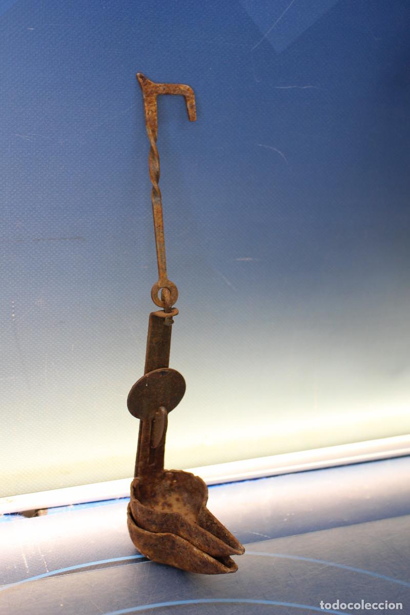 Antig&uuml;edades: Antiguo candil, l&aacute;mpara de aceite de hierro forjado.