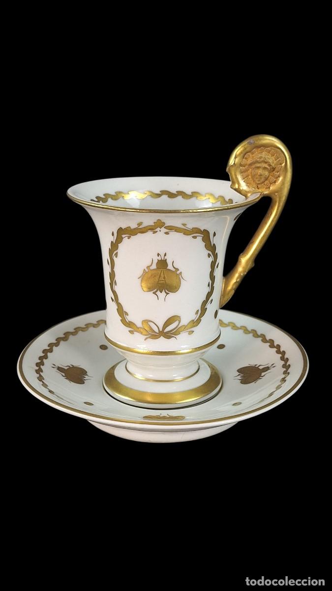 Antig&uuml;edades: Taza. Porcelana. Estilo napole&oacute;nico. Francia. Siglo XX. 12 x 13,5 cm.