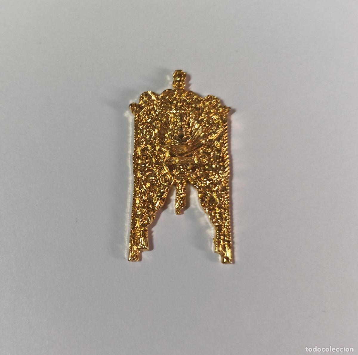 Antig&uuml;edades: Medalla insignia El Roc&iacute;o - Simpecado de la hermandad de Emigrantes