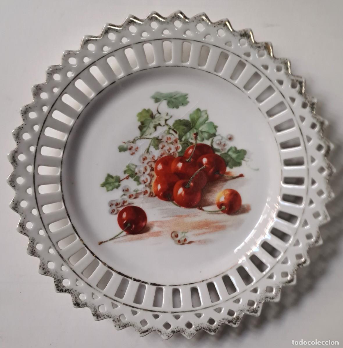 Antig&uuml;edades: PLATO DE CERAMICA CON BORDES CALADOS Y DISE&Ntilde;O DE FRUTAN, CEREZAS. PLATO-345