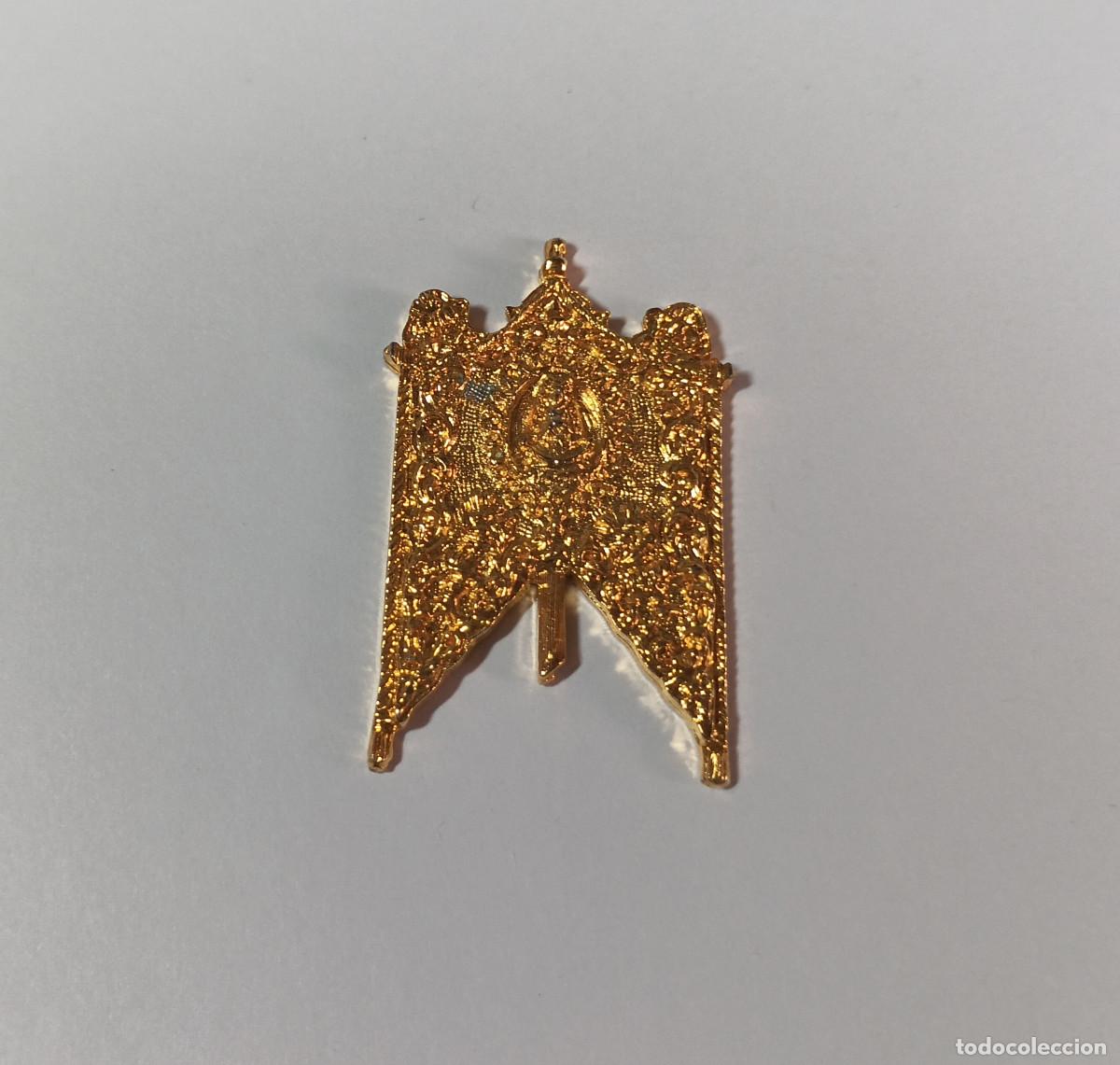 Antig&uuml;edades: Medalla insignia El Roc&iacute;o - Simpecado de la hermandad de Villanueva del Ariscal
