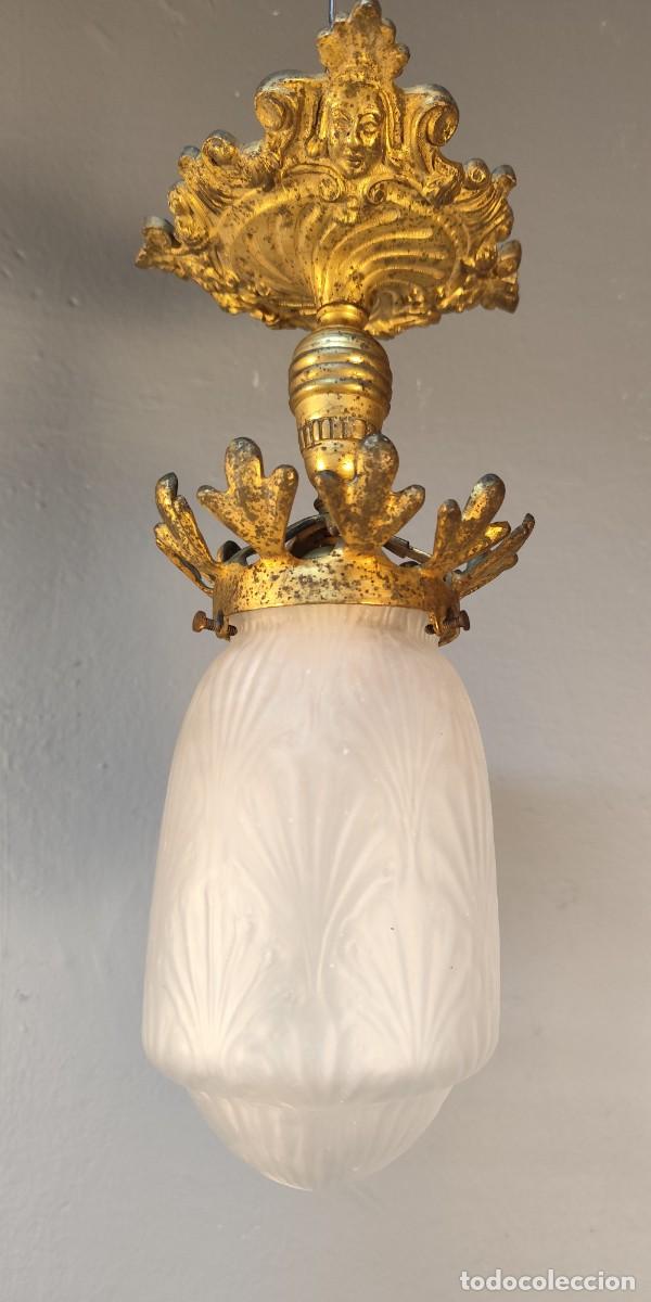 Antig&uuml;edades: L&aacute;mpara de bronce globo de cristal mate principios siglo XX