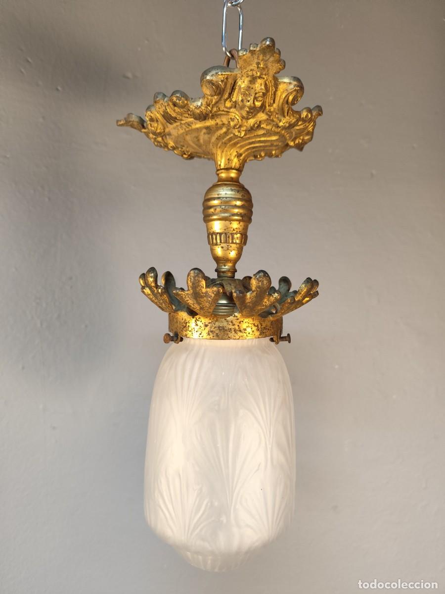 Antig&uuml;edades: L&aacute;mpara de bronce globo de cristal mate principios siglo XX