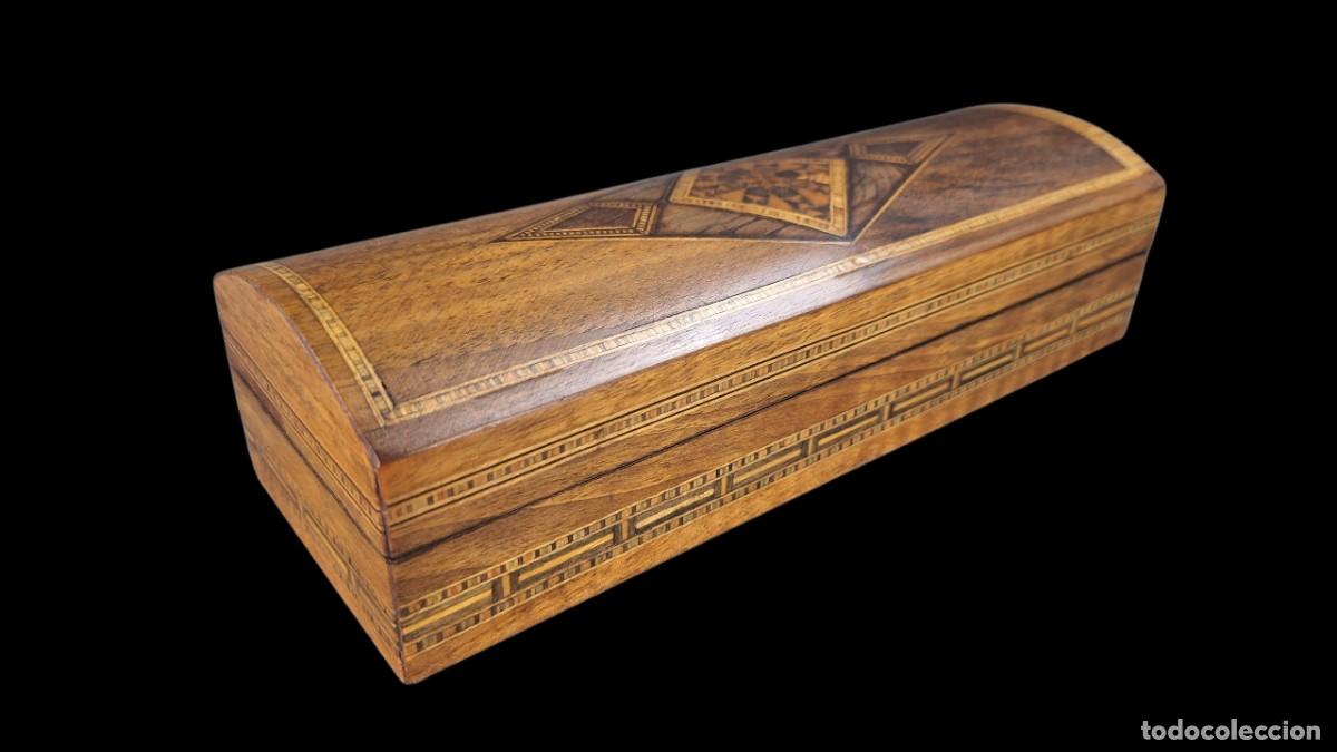 Antig&uuml;edades: Caja. Marqueter&iacute;a. Madera de arce. Siglo XX. 5,5 x 21 x 7,5 cm.