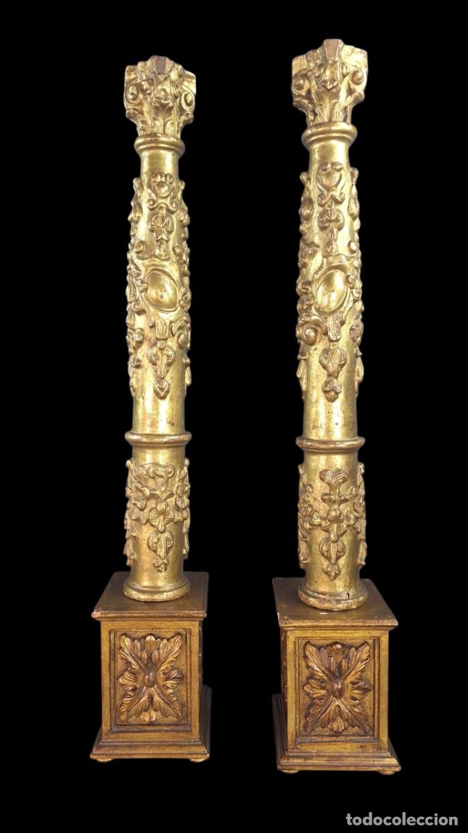 Antig&uuml;edades: Pareja columnas. Madera, pan de oro. &Eacute;poca barroca. Espa&ntilde;a. Siglo XVII. 78 x 13,5 x 13,5 cm.
