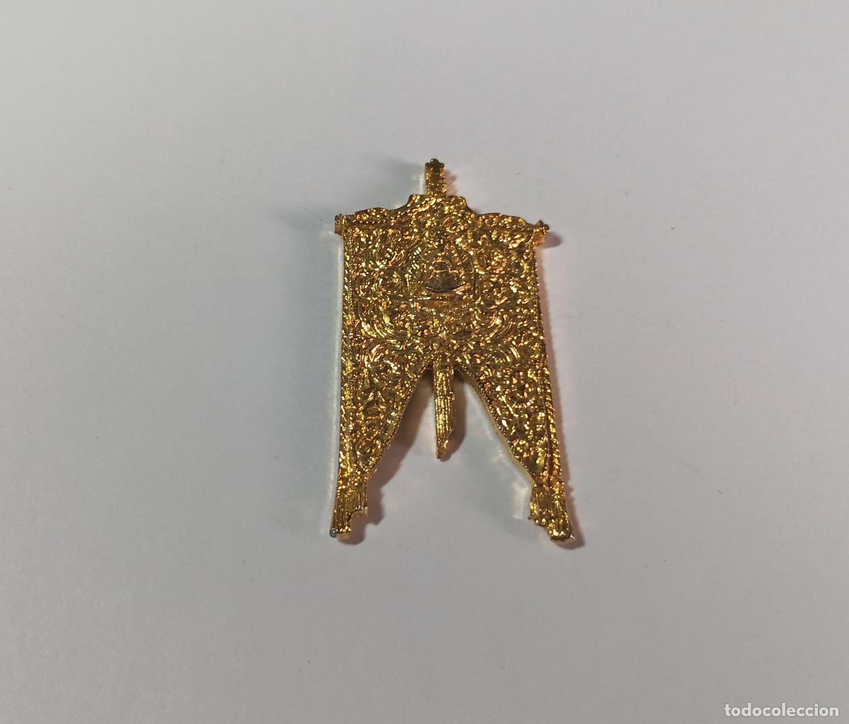 Antig&uuml;edades: Medalla insignia El Roc&iacute;o - Simpecado de la hermandad de Carri&oacute;n de los C&eacute;spedes (Sevilla)