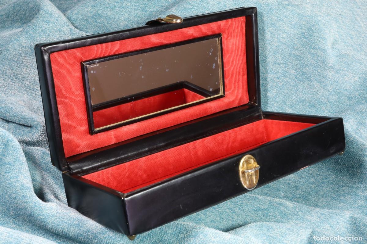 Antig&uuml;edades: Caja joyero rectangular negro, con espejo. Polipiel. Black jewelry box with mirror. Faux leather.