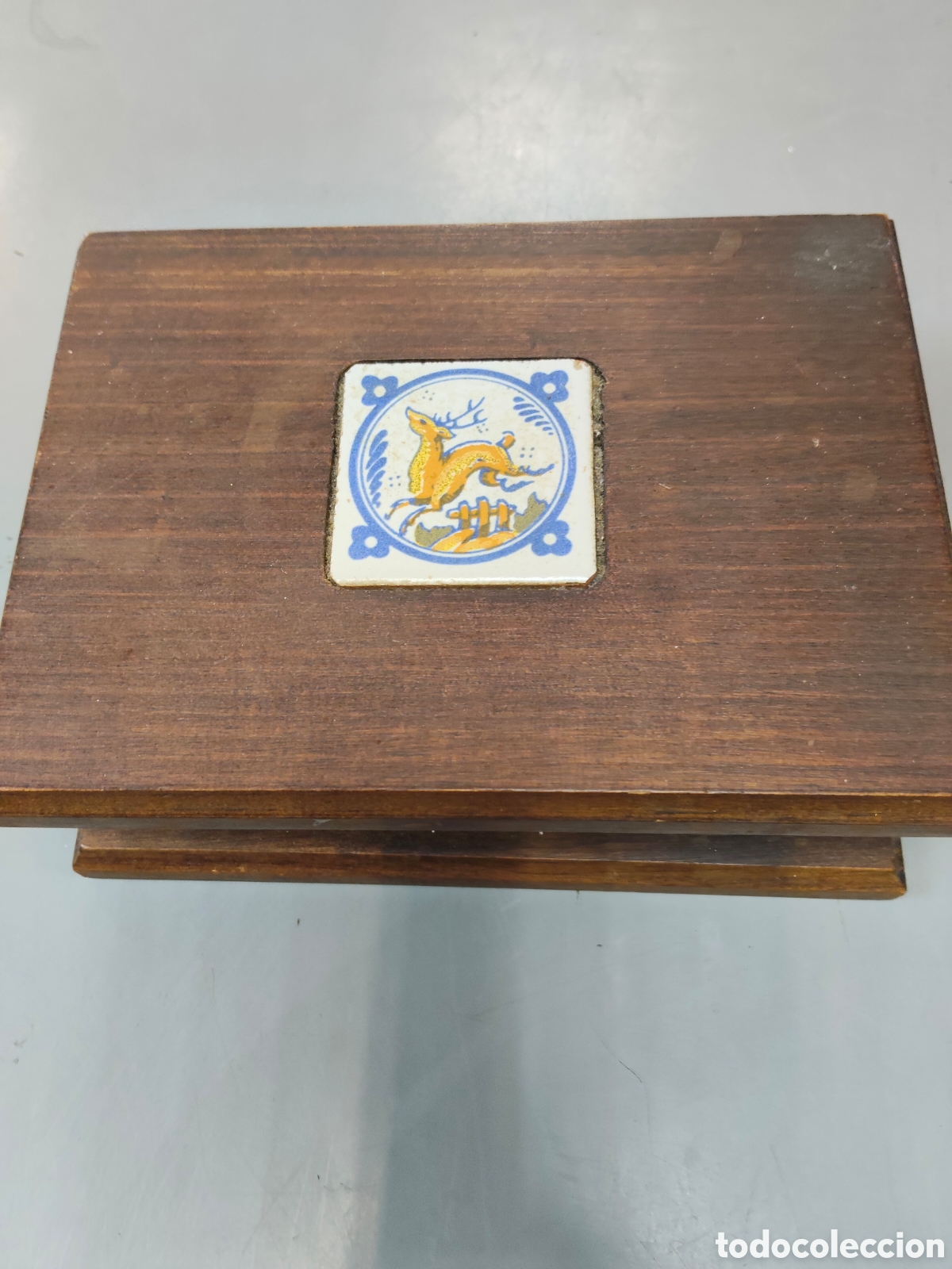 Antig&uuml;edades: Antigua caja de madera con azulejo