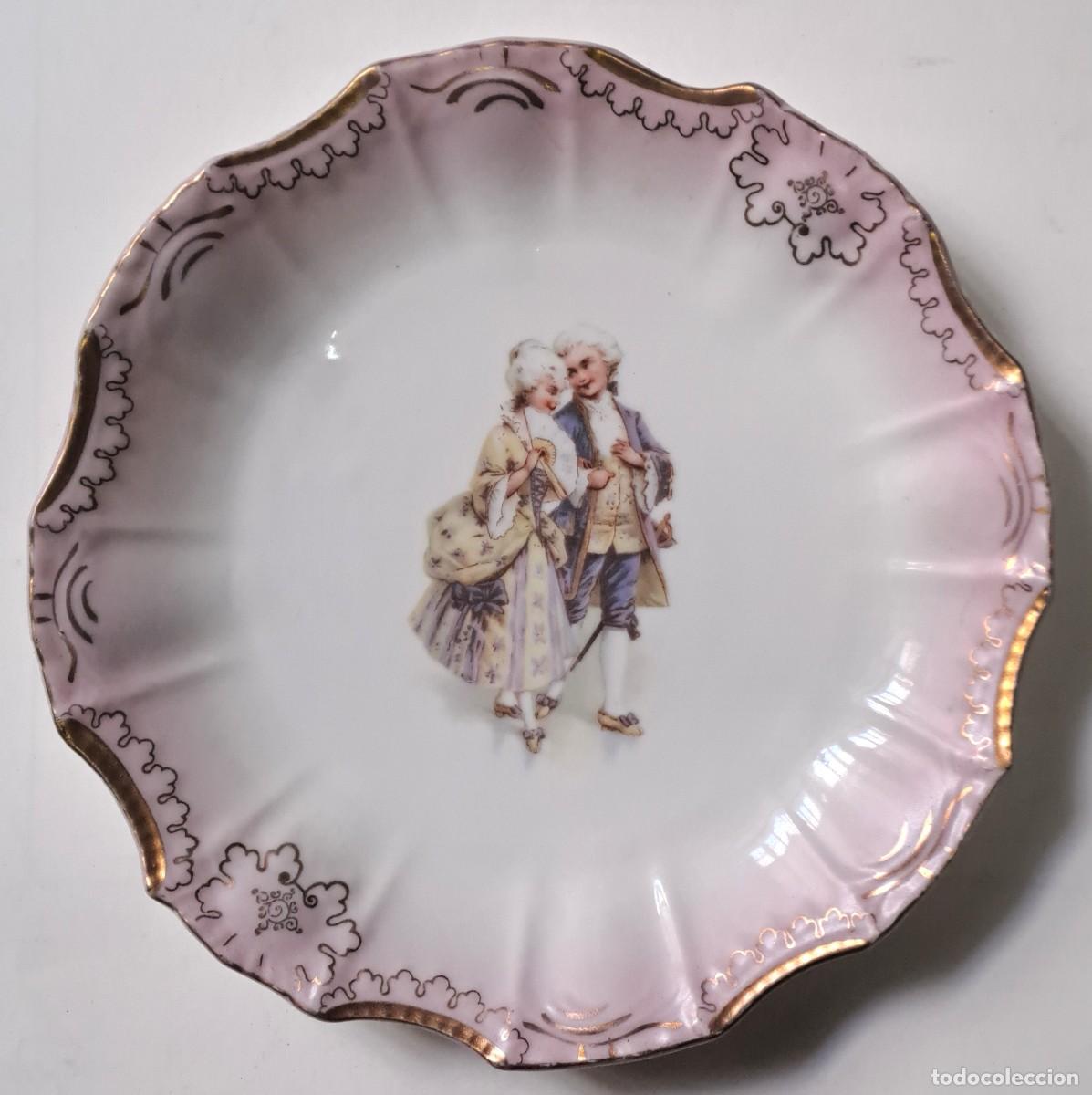 Antig&uuml;edades: PLATO DE CERAMICA DISE&Ntilde;O PAREJA DE EPOCA Y BORDES DORADOS. PLATO-348