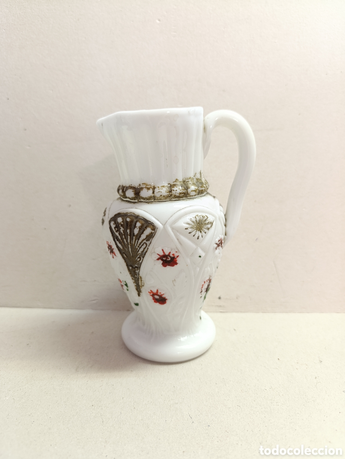 Antig&uuml;edades: JARRA JARRITA DE OPALINA BLANCA, POSIBLEMENTE S XIX. MOTIVOS FLORALES.