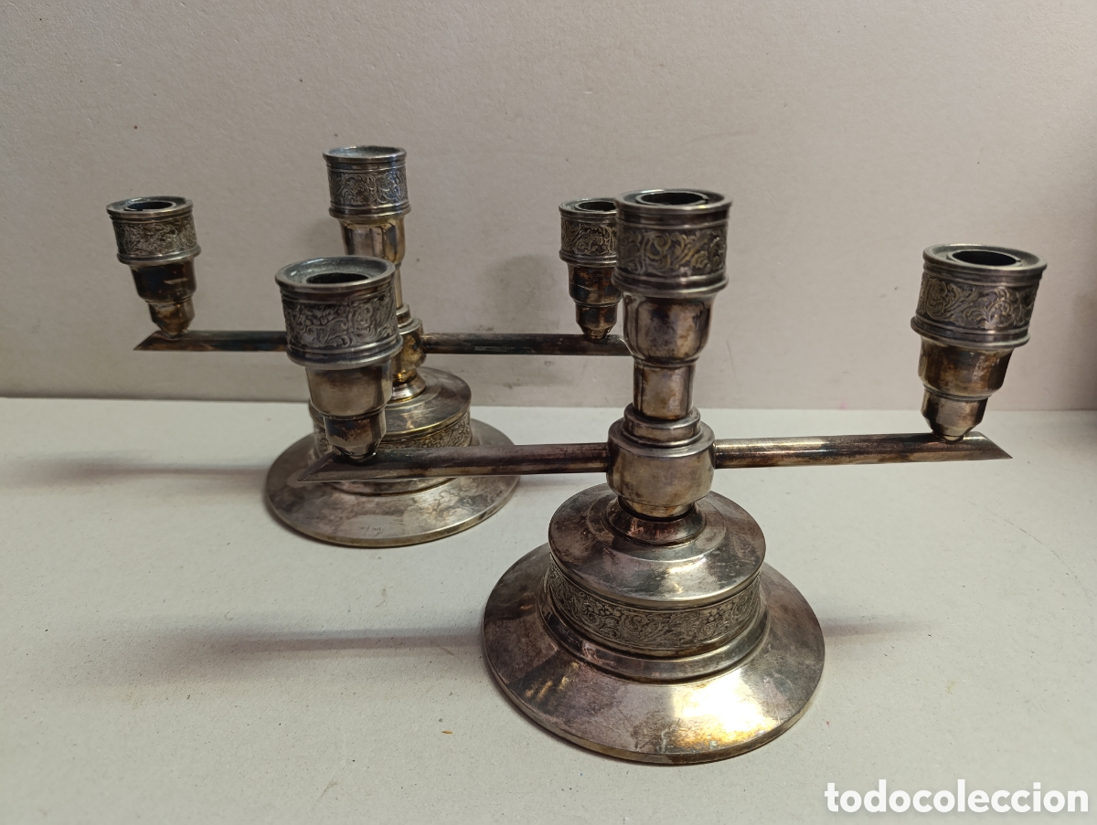 Antig&uuml;edades: PAREJA DE CANDELABROS DE METAL PLATEADO DE ESTILO ART DECO.