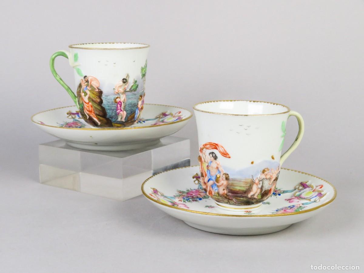 Antig&uuml;edades: Pareja de tazas Doccia Ginori en porcelana Capodimonte en relieve pintadas a mano Italia siglo XIX