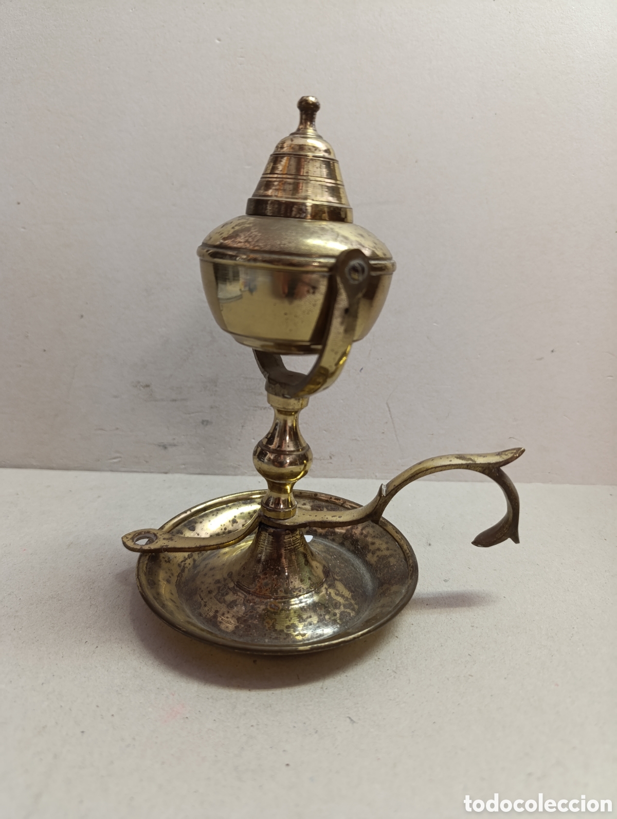 Antig&uuml;edades: LAMPARILLA PALMATORIA, CANDIL DE ACEITE, DE BRONCE. BASCULANTE, CON ASIDERO.