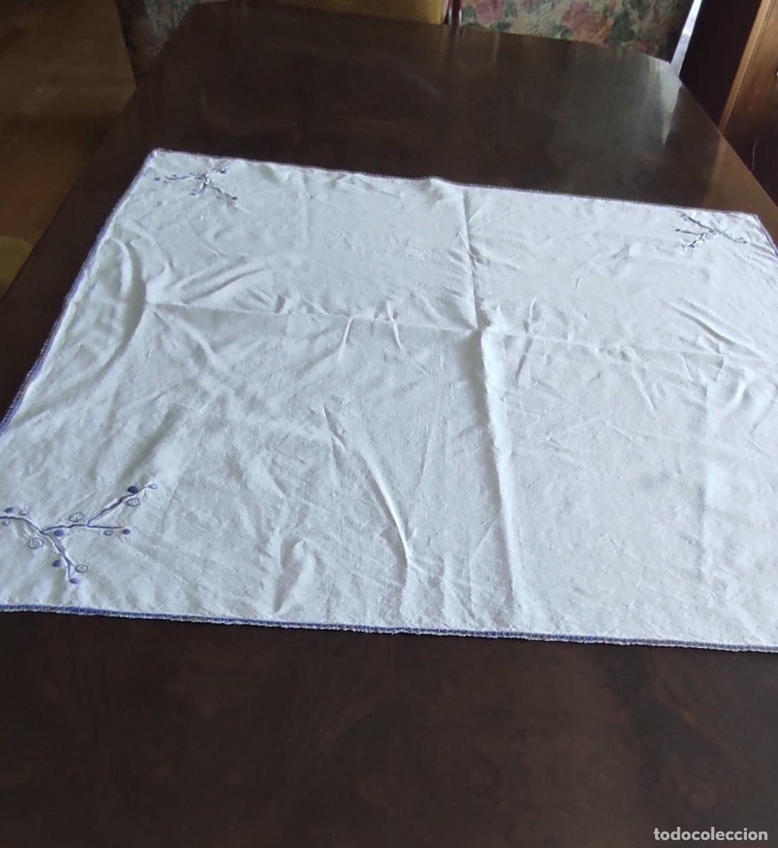 Antig&uuml;edades: ANTIGUO TAPETE/MANTEL/CENTRO DE MESA BORDADO A MANO CON PUNTILLA DE GANCHILLO. MEDIDAS. 76 X 74