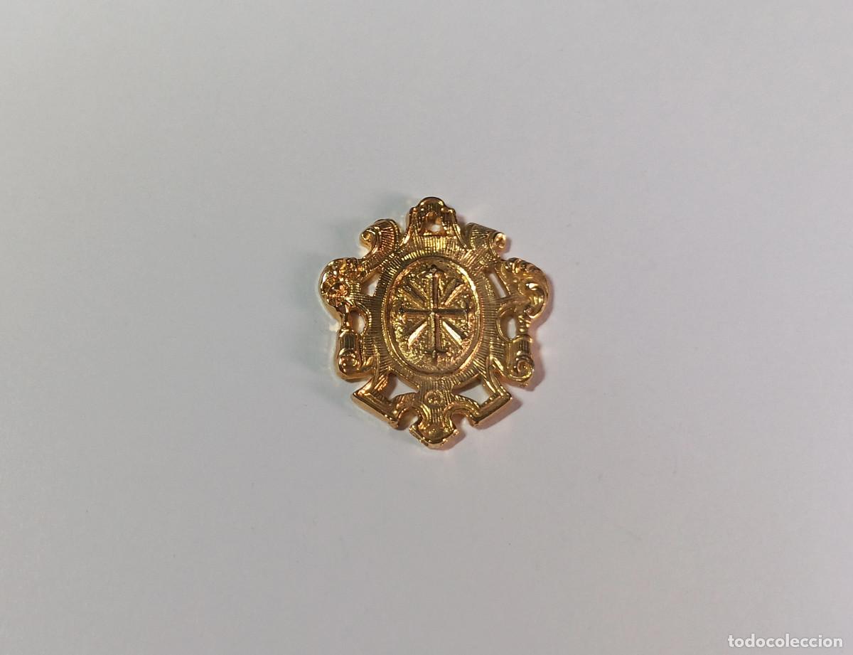 Antig&uuml;edades: Medalla insignia escudo de la Hermandad de San Gonzalo. Semana Santa de Sevilla