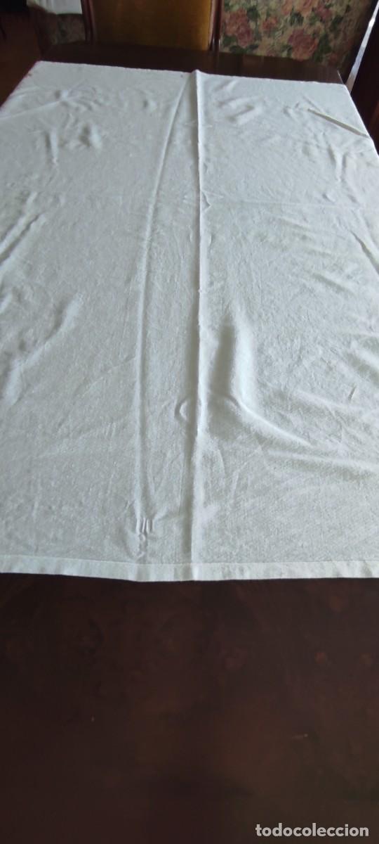 Antig&uuml;edades: ANTIGUO MANTEL DE MESA BORDADO A MANO - FLORES SILVESTRES - 135x120 cm - Vintage
