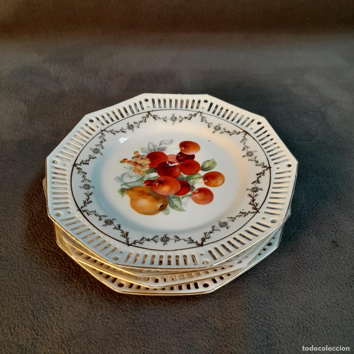Antig&uuml;edades: JUEGO DE CUATRO PLATOS DE POSTRE EN PORCELANA CON ALA CALADA Y DECORACI&Oacute;N FRUTAL.SEGUNDA MITAD S.XX