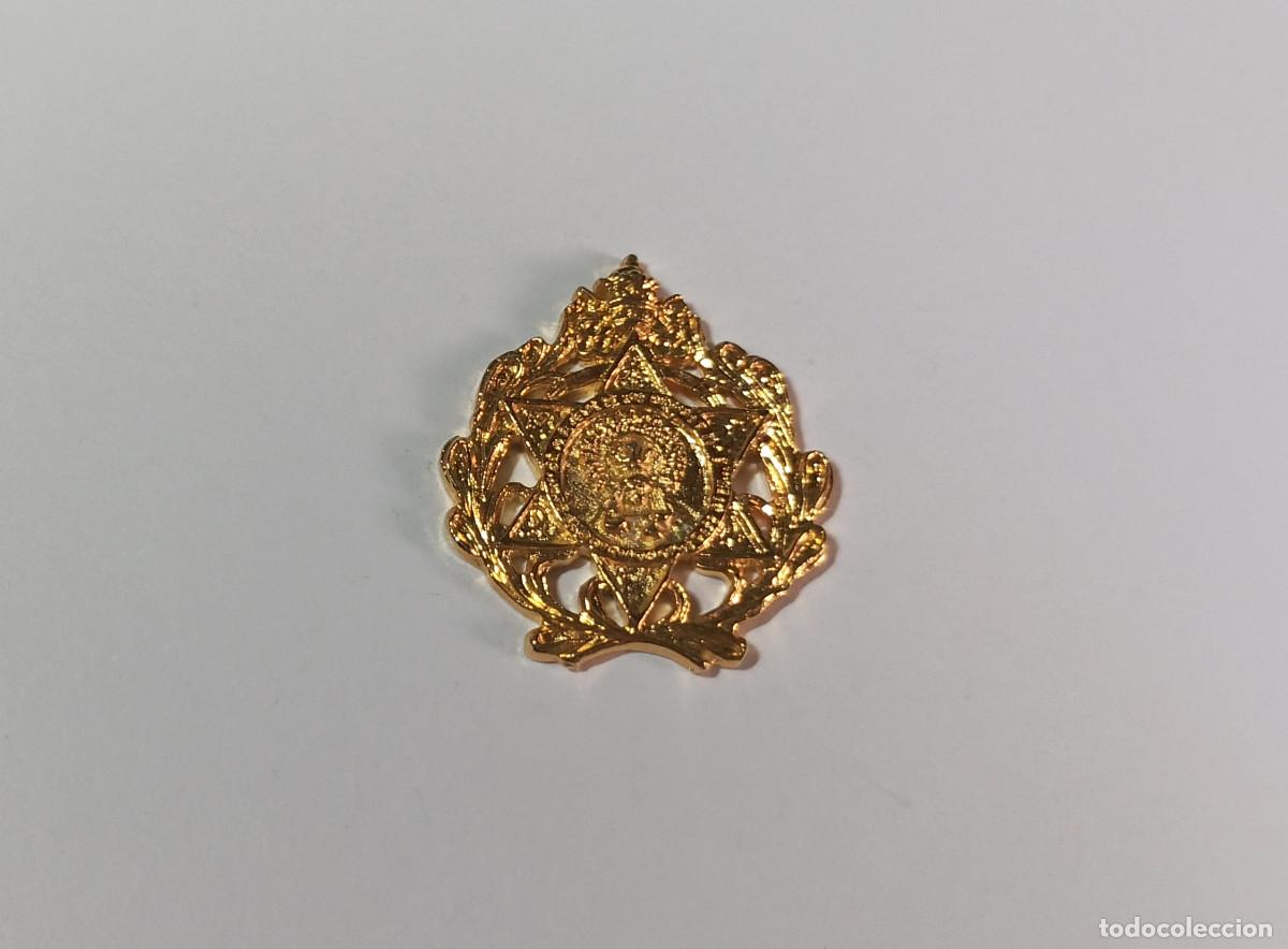 Antig&uuml;edades: Medalla insignia escudo de la Hermandad de La Estrella. Semana Santa de Sevilla