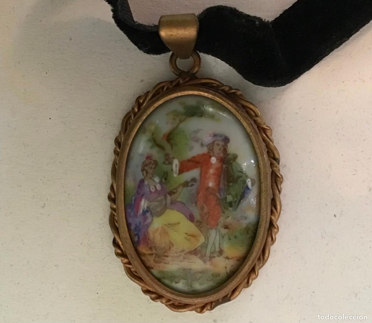 Antig&uuml;edades: MEDALL&Oacute;N DE LIMOGES CON CINTA