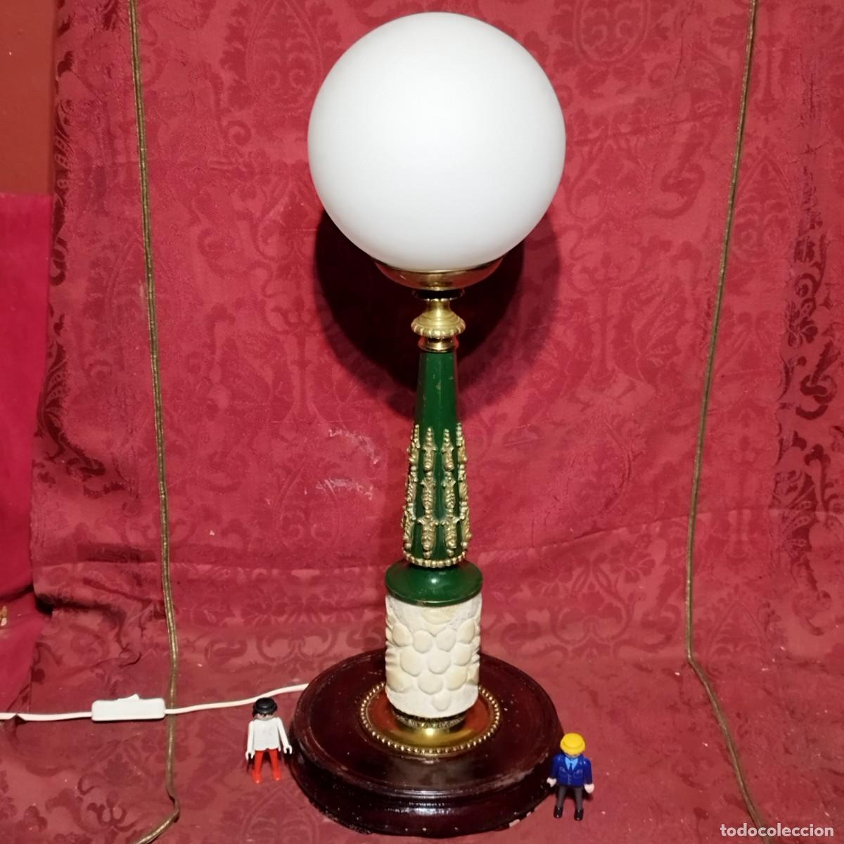 Antig&uuml;edades: LAMPARA SOBREMESA CON GLOBO OPALINA - LATON BRONCE MADERA - VERDE -