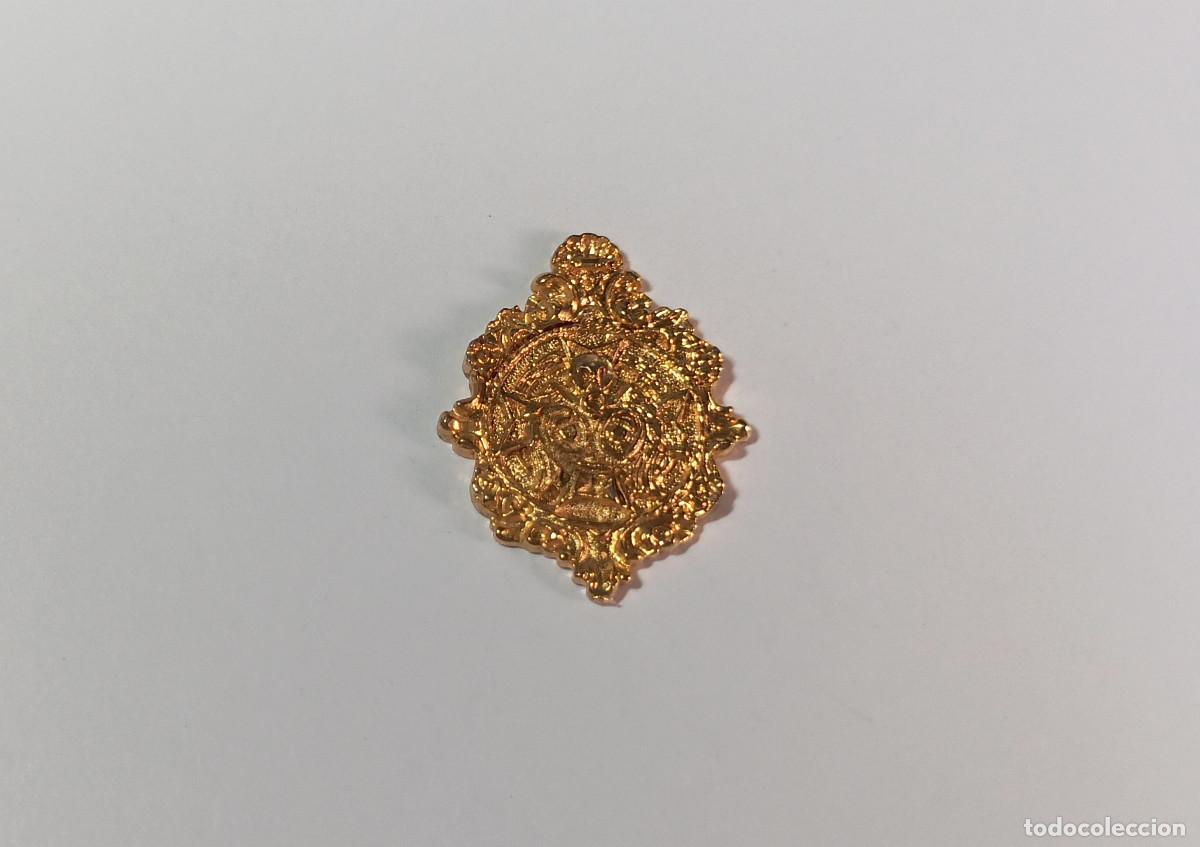 Antig&uuml;edades: Medalla insignia escudo de la Hermandad de El Cautivo. Semana Santa de Sevilla